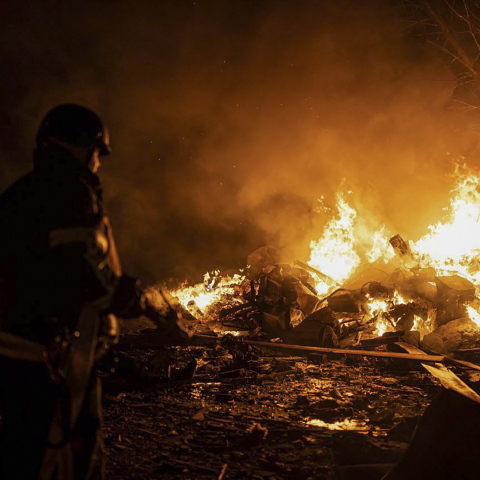 Πυροσβέστης σβήνει φωτιά έπειτα από αεροπορική επιδρομή στο Κίεβο
