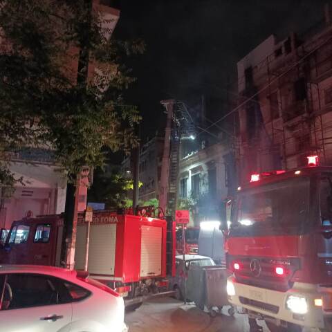 Πυρκαγιά σε εγκαταλελειμμένο κτίριο στο κέντρο της Αθήνας