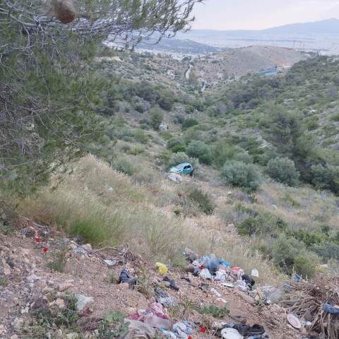 Αυτοκίνητο έπεσε σε γκρεμό στο Σχιστό