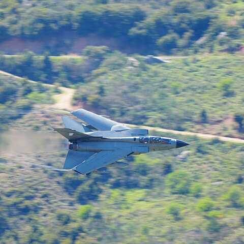 Παρατήρηση μαχητικών αεροσκαφών στο φαράγγι του Βουραϊκού