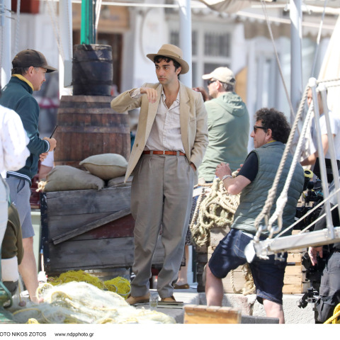 O Άλεξ Γουλφ υποδύεται τον Λέοναρντ Κοεν στη σειρά «So long, Marianne»