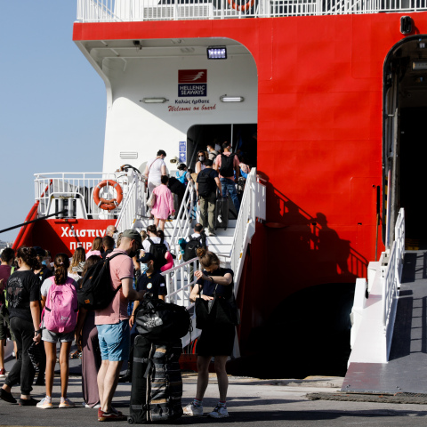 Επιβατική κίνηση στο λιμάνι του Πειραιά