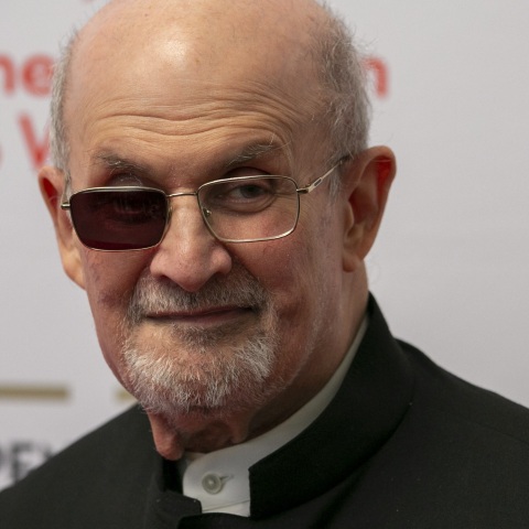 Σαλμάν Ρούσντι: Η πρώτη δημόσια εμφάνισή του βρετανού συγγραφέα, εννέα μήνες μετά την επίθεση που δέχτηκε - Το μήνυμά του για την ελευθερία έκφρασης.