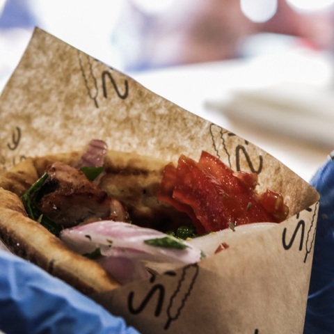 Μύκονος: Αγγελία για τυλιχτή με μισθό 3.600 ευρώ