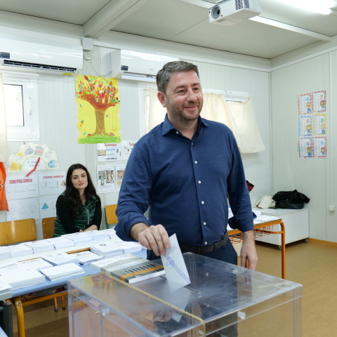 O Nίκος Ανδρουλάκης ψηφίζει στο Αρκαλοχώρι