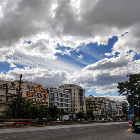 Ο καιρός σήμερα Δευτέρα 22/5: Συννεφιά, βροχές και σποραδικές καταιγίδες