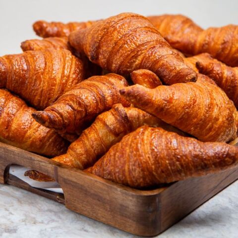 Senol: Ένα γκουρμέ σποτ στη Θεσσαλονίκη για γλυκά και αλμυρά κρουασάν και μπαγκέτες.