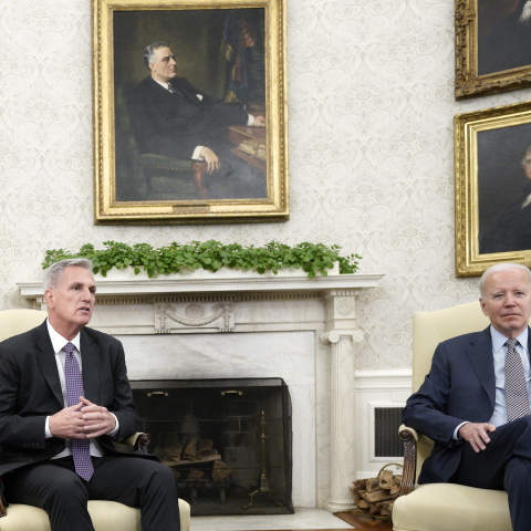 Ο Τζο Μπάιντεν και ο Κέβιν Μακάρθι