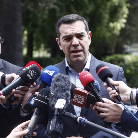 O Αλέξης Τσίπρας έξω από το Προεδρικό Μέγαρο