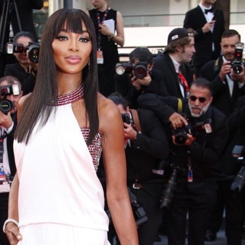 Ναόμι ΚάμπελHugo Boss.