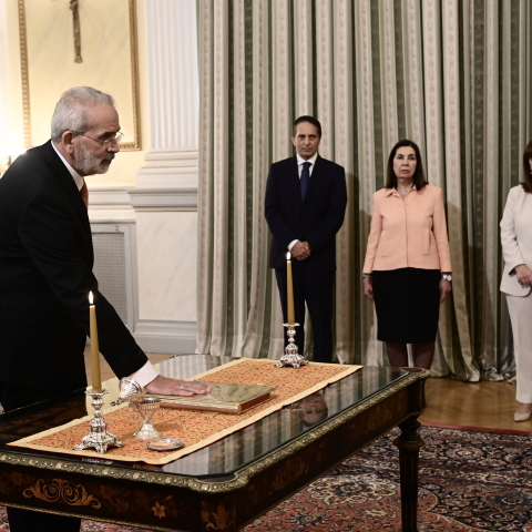 Η ορκωμοσία του υπηρεσιακού πρωθυπουργού Ιωάννη Σαρμά