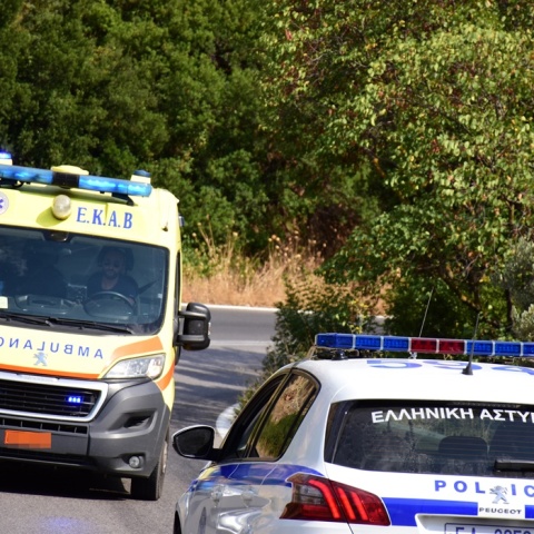 Ασθενοφόρο του ΕΚΑΒ και περιπολικό