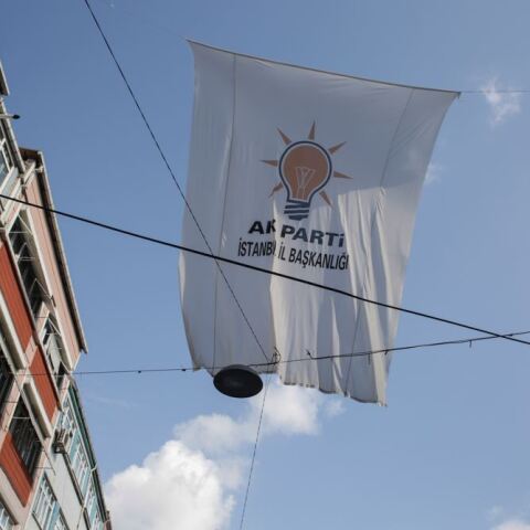 To Κόμμα Δικαιοσύνης και Ανάπτυξης του Ταγίπ Ερντογάν και ο ίδιος προβάλλονται παντού @Aris Oikonomou/ SOOC