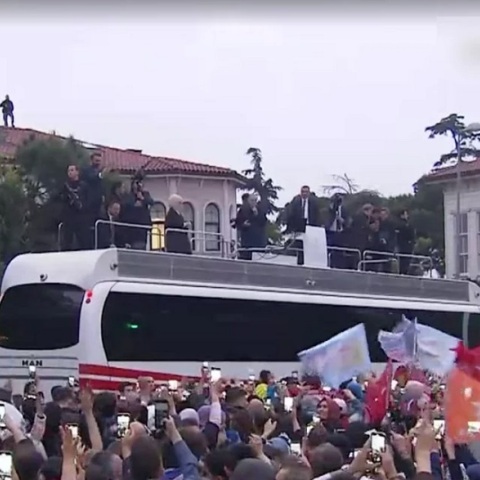 Εκλογές στην Τουρκία: O Ερντογάν εμφανίστηκε πάνω σε λεωφορείο - Τραγούδησε και φώναξε «bye bye Κεμάλ»