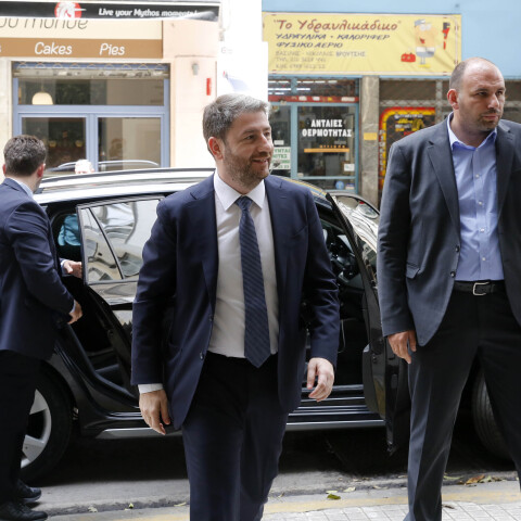 Ο Νίκος Ανδρουλάκης προσέρχεται στα γραφεία του ΠΑΣΟΚ