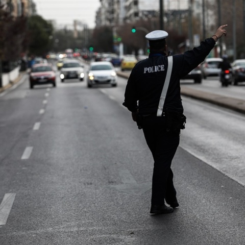 Μέτρα της Τροχαίας για τις γιορτές των Χριστουγέννων - Τροχονόμος σε δρόμο