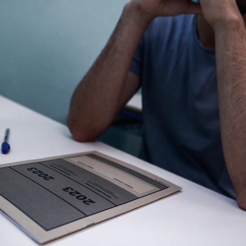 Υποψήφιος των Πανελληνίων 2023 μπροστά από το τετράδιο απαντήσεων