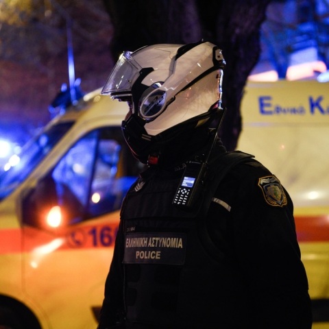 Αστυνομικός της ΔΙ.ΑΣ μπροστά από ασθενοφόρο του ΕΚΑΒ