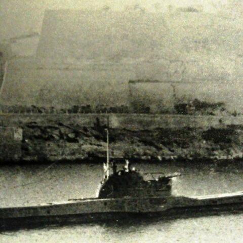 1 Triumph. Το υποβρύχιο Triumph στην Μάλτα κατά το 1941, διακρίνεται μετά την μετασκευή ο χαρακτηριστικός πυργίσκος "cab bridge" και η κουτσουρεμένη πλώρη