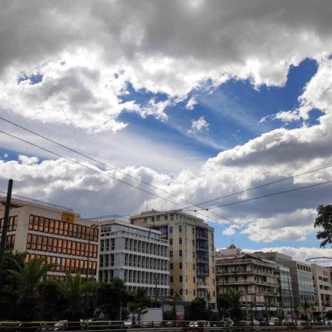 Καιρός σήμερα: Υψηλές θερμοκρασίες και βροχές το μεσημέρι