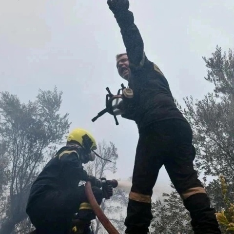 Φωτιά τώρα στην Τζιά: Ειδική ομάδα κατάσβεσης δασικών πυρκαγιών μεταβαίνει στο νησί