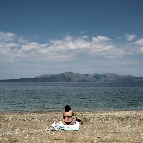 Γυναίκα σε παραλία