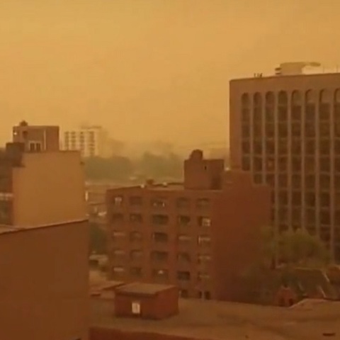 Ο καπνός από τις πυρκαγιές στον Καναδά «πνίγει» τη Νεά Υόρκη