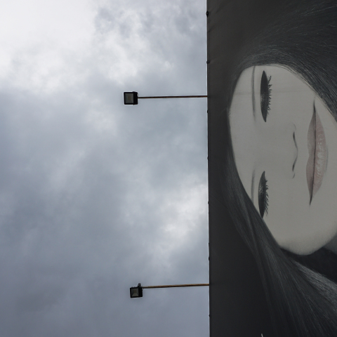 Σύννεφα καταιγίδας  και τοίχος με γκράφιτι