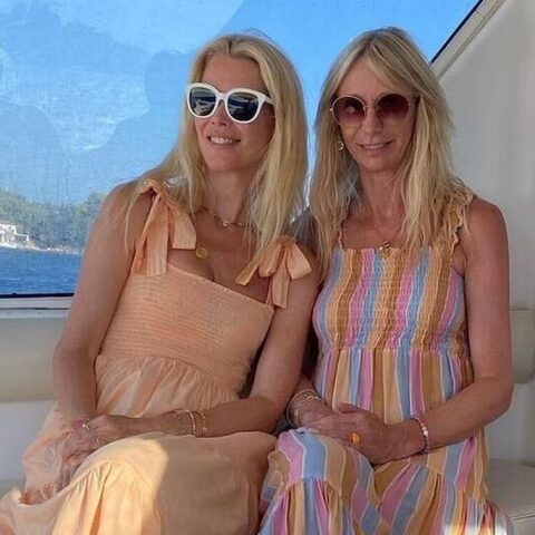 Η Κλόντια Σίφερ και μια φίλη της στις Σπέτσες