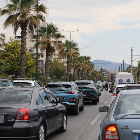 Αυτοκίνητα το ένα πίσω από το άλλο κολλημένα στην κίνηση στο κέντρο της Αθήνας