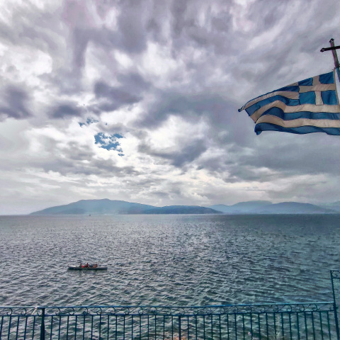 Σύννεφα σε παραλία στο Ναύπλιο