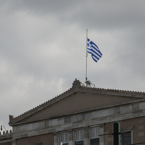 Εθνικό πένθος: Μεσίστια σημαία στο κτίριο της Βουλής
