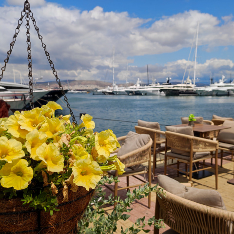 Ηλιόλουστο πρωινό (με λίγα σύννεφα) στη Μαρίνα Φλοίσβου