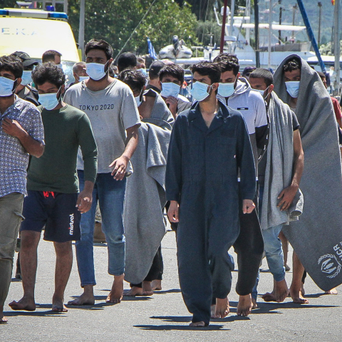 Μετανάστες από το ναυάγιο ανοιχτά της Πύλου αποβιβάζονται στο λιμάνι της Καλαμάτας