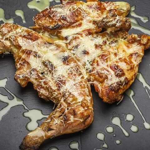 The Famous Rooster - Ο Φημισμένος Κόκκορας: Το ζουμερό ψητό κοτόπουλο, το ντρέσινγκ με τη μυστική συνταγή, οι στρογγυλές τηγανητές πατάτες, το οικογενειακό φαγητό της Τούμπας στη Θεσσαλονίκη.