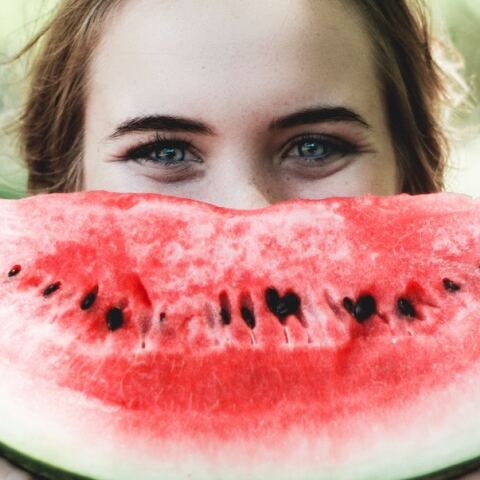 Συμβουλές ομορφιάς: Ποιες συνήθειες μπορούμε να υιοθετήσουμε στη φροντίδα της επιδερμίδας και στο μακιγιάζ μας το καλοκαίρι.