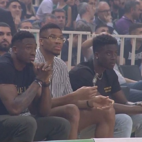 Γιάννης Αντετοκούνμπο: Με κομπολόι και απίθανο γυαλί στο ΟΑΚΑ