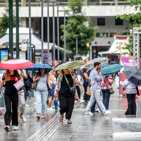 Βροχή στο κέντρο της Αθήνας