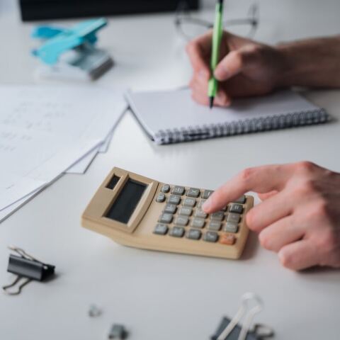 Φορολογικό νομοσχέδιο: Οι νέες αλλαγές στο τεκμαρτό εισόδημα των ελεύθερων επαγγελματιών