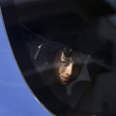 Εξαντλημένοι και φοβισμένοι οι επιζώντες του ναυαγίου στην Πύλο ψάχνουν τους δικούς τους