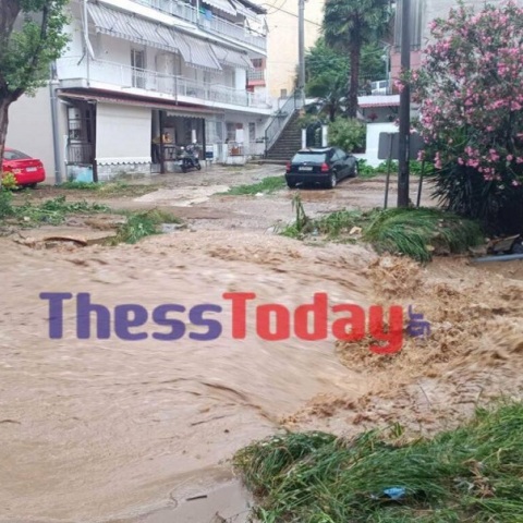Κακοκαιρία στη Θεσσαλονίκη: Πλημμύρισαν δρόμοι - Ζημιές σε σπίτια