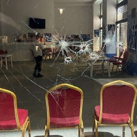 Βόλος: Άγνωστοι προκάλεσαν ζημιές στο εκλογικό κέντρο της Νέας Δημοκρατίας