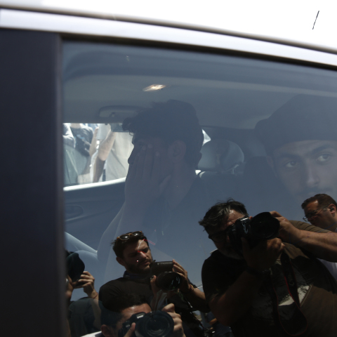 Άνδρες μεταφέρονται για προανάκριση για το ναυάγιο στην Πύλο