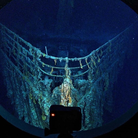 Ο Τιτανικός, όπως φαίνεται μέσα από το υποβρύχιο σκάφος της OceanGate Expeditions