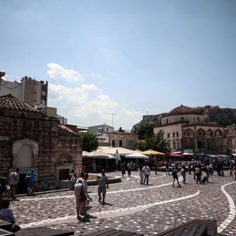 Τουρίστες και ζέστη στο Μοναστηράκι