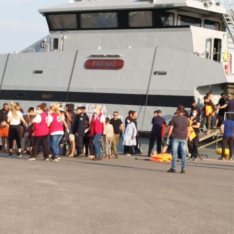 Μετανάστες που διασώθηκαν ανοιχτά του Ταινάρου αποβιβάζονται στο λιμάνι της Καλαμάτας