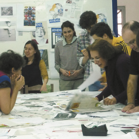 Oι φοιτητές του Εργαστηρίου Γραφικών Τεχνών Τυπογραφίας και Τέχνης του Βιβλίου της Ανωτάτης Σχολής Καλών Τεχνών επεμβαίνουν και δημιουργούν το τεύχος της Athens Voice 342. Μαζί τους η καθηγήτριά τους Λεώνη Βιδάλη και οι διδάσκοντες Πατρίτσια-Ευγενία Δεληγιάννη και Κώστας Μπάκας.
