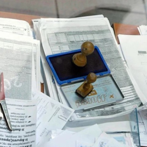 Γραφείο εφορίας με έγγραφα και σφραγίδες