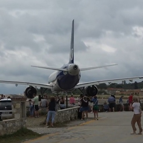 Σκιάθος: Αεροπλάνο απογειώνεται και «σηκώνει τον κόσμο στον αέρα»