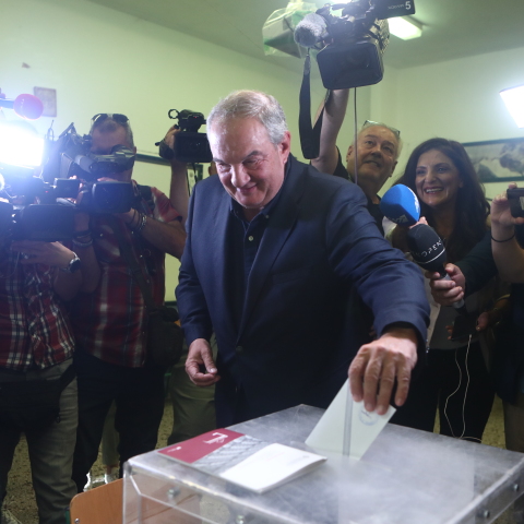 O Κώστας Καραμανλής ασκεί το εκλογικό του δικαίωμα